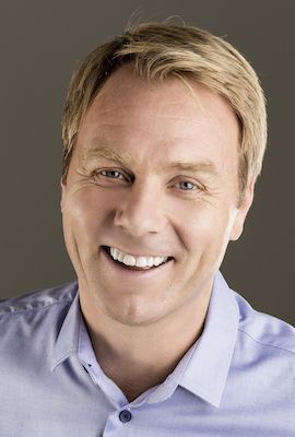 Das Bild zeigt Espen Nowacki, Darsteller bei Best of Musicals. Er hat kurzes, blondes Haar und ein freundliches Lächeln. 