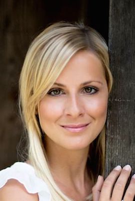 Das Portrait zeigt Chris Green mit kurzen, dunklen Haaren, grünlichen Augen und einem dezenten Lächeln.